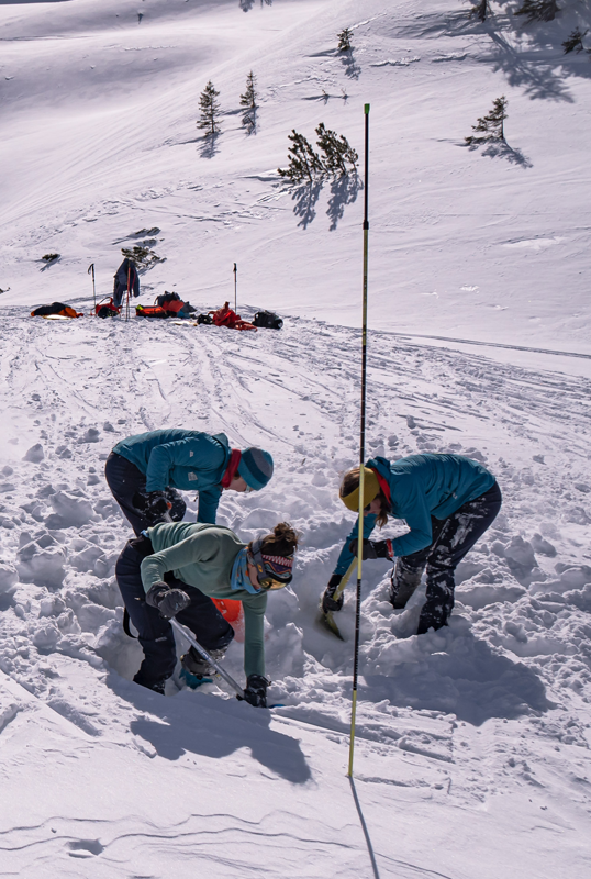 DAV Expedkader Frauen auf Lawinenlehrgang im Schwarzwassertal