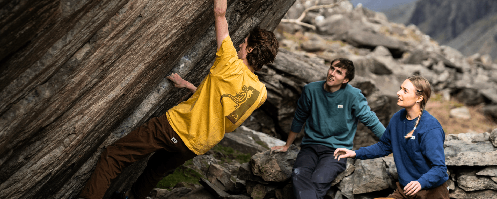 Drei junge Kletterer beim Bouldern, die unter anderem die Flowstone Pant, das Podus Tee und das Stonescape Sweatshirt von Mointain Equipment aus der Stonewear Kollektion tragen.