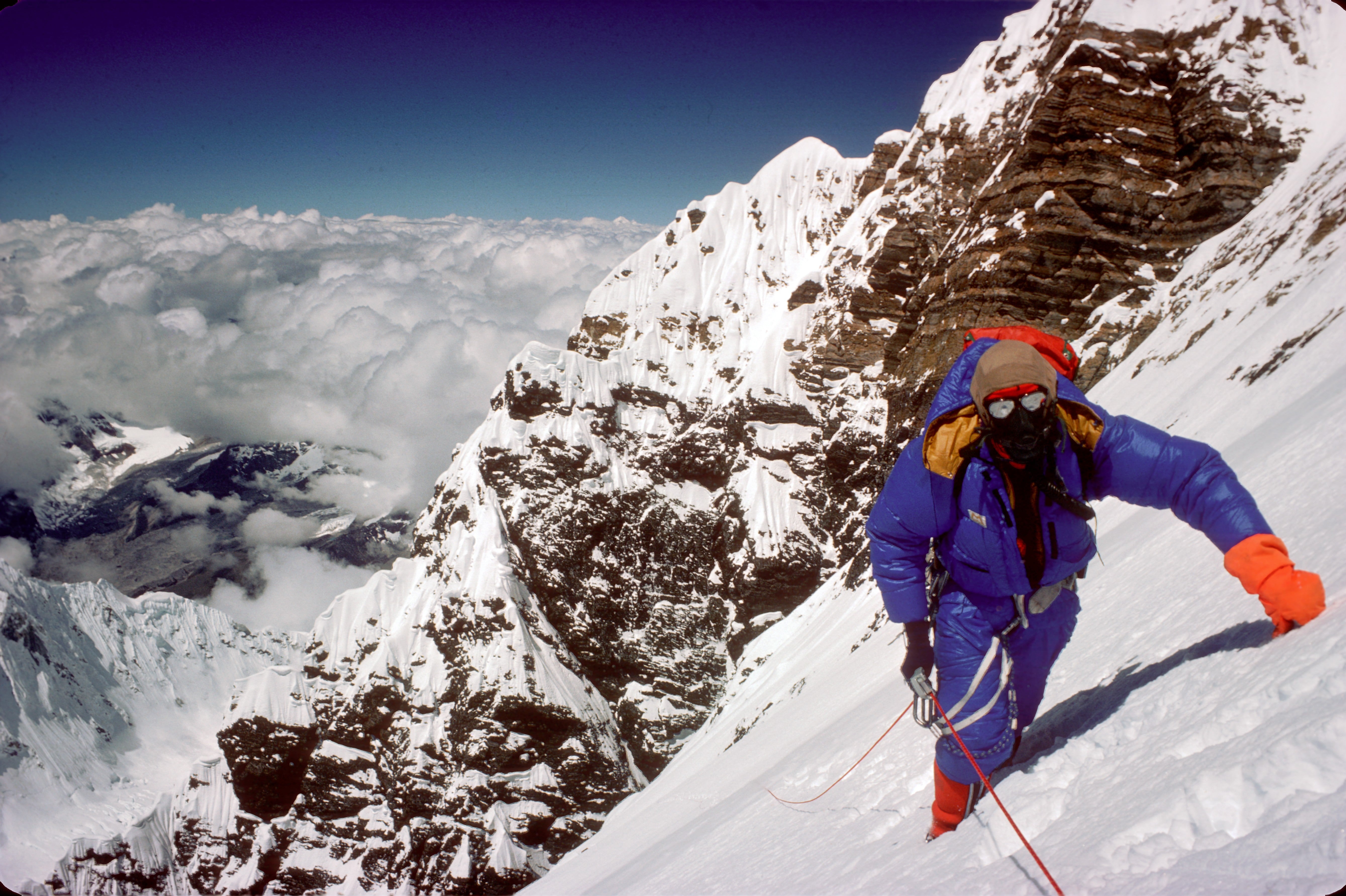 Ein Bergsteiger am Mount Everest mit Mountain Equipment Anzug.