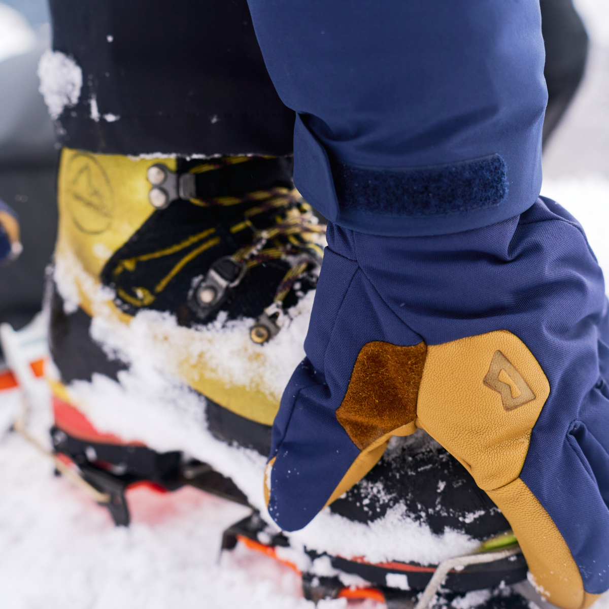 Ein warmer, aber leichter Handschuh von Mountain Equipment für milde Wintertage.