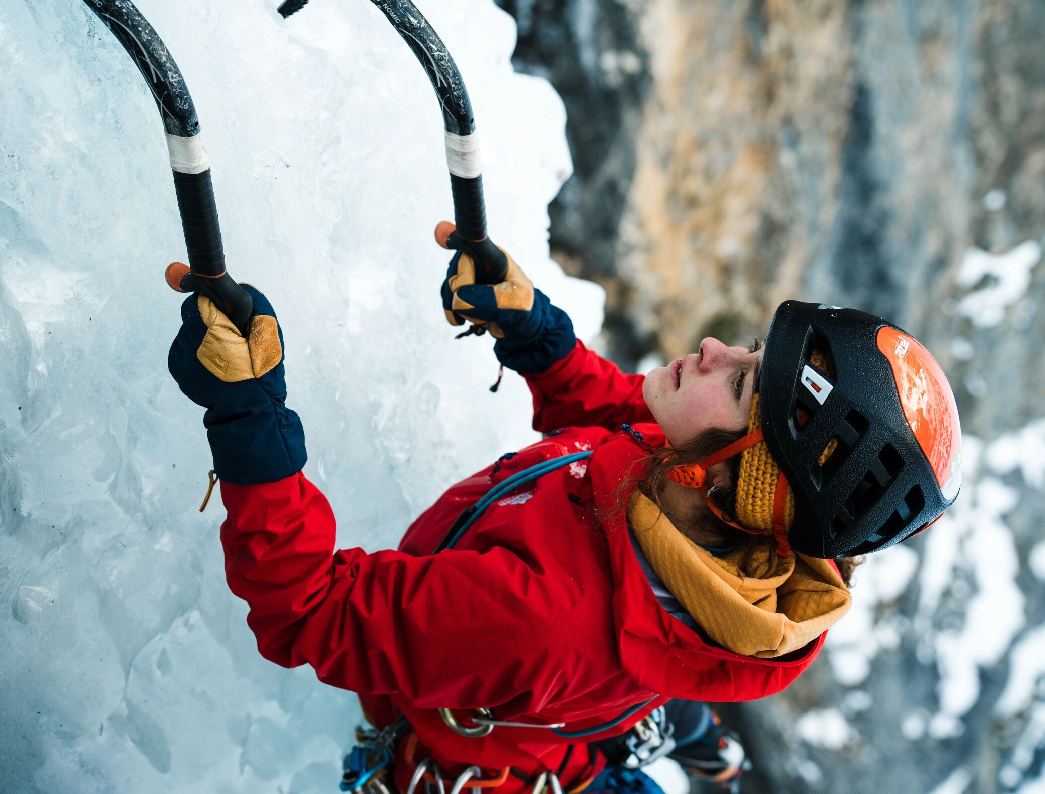 Eine Eiskletterin mit der Hardshelljacke Orion mit DRILITE Membran von Mountain Equipment. 
