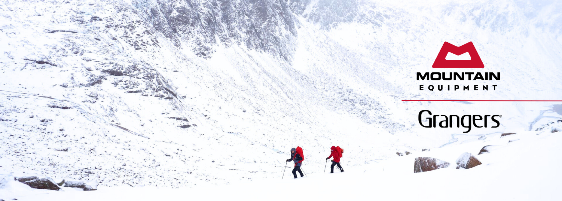 Zwei Skitourengeher in Jacken und Hosen von Mountain Equipment auf einem winterlichen Berg. 