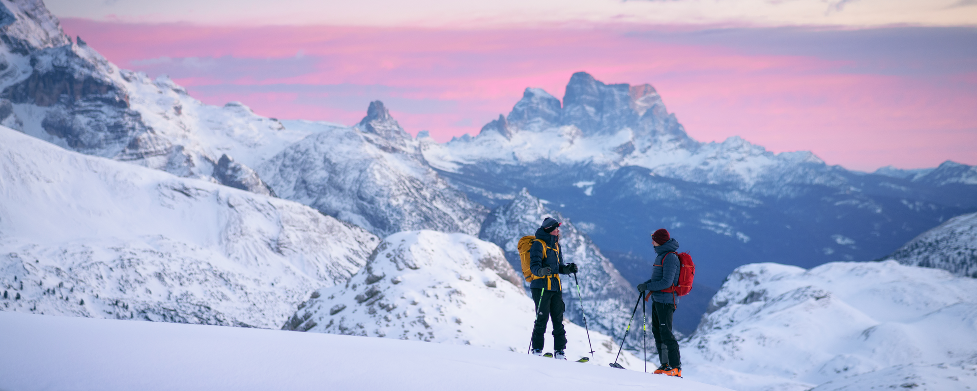 Zwei Skitourengeher mit Daunenjacken von Mountain Equipment.